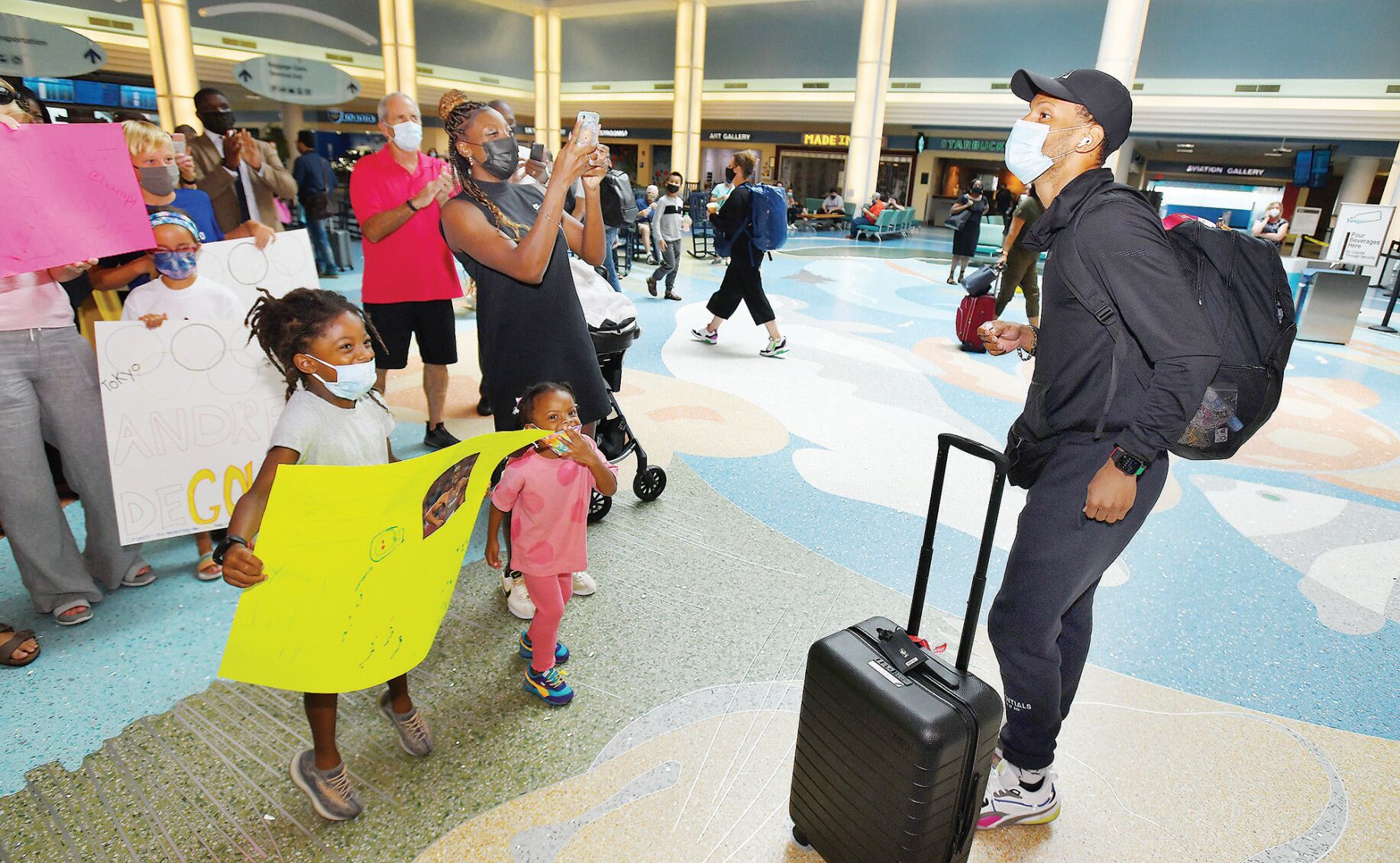 Plenty of cheers for De Grasse at Jacksonville airport
